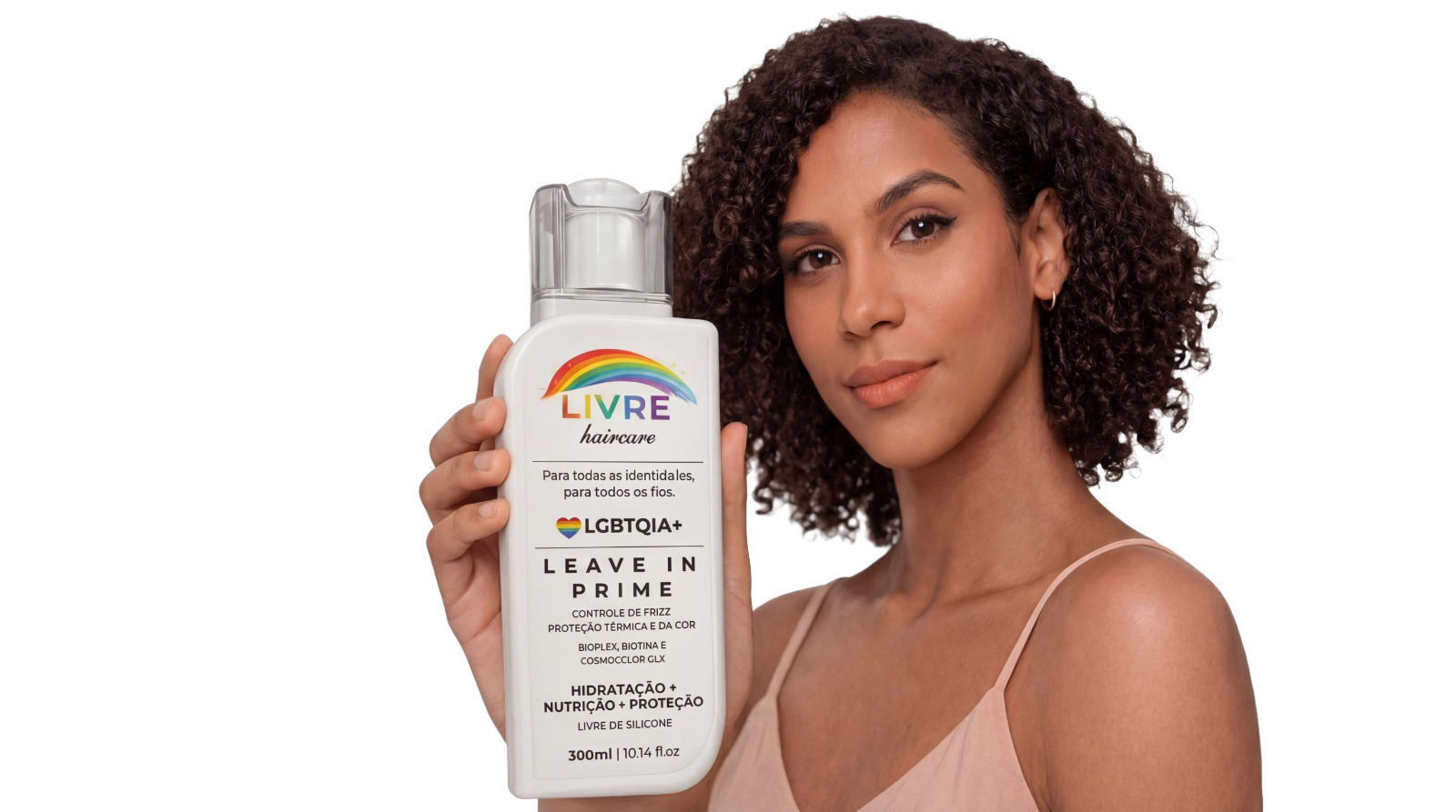 Modelo segurando Leave-in LIVRE Prime — cuidado capilar inclusivo